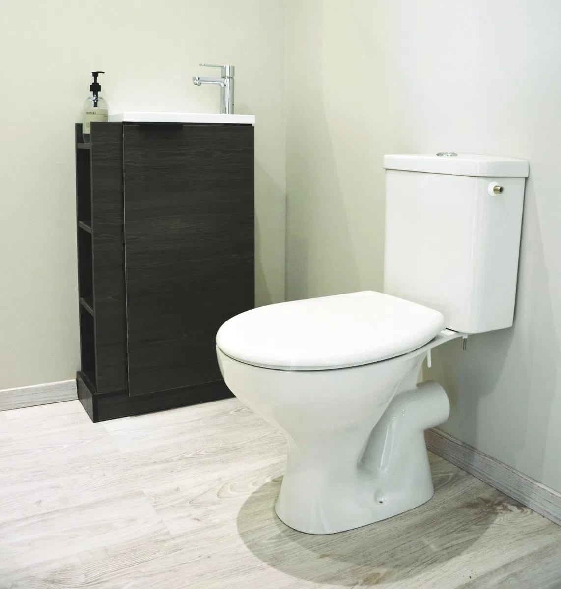 Pack WC SERTI NF à bride SH - H75 - 5xl36 - 7x62cm - Cuvette NF 38 ,5cm- Céramique - Abattant NF en ABS - Mécanisme de chasse NF 3/6L - Robinet flotteur silencieux avec raccord plastique