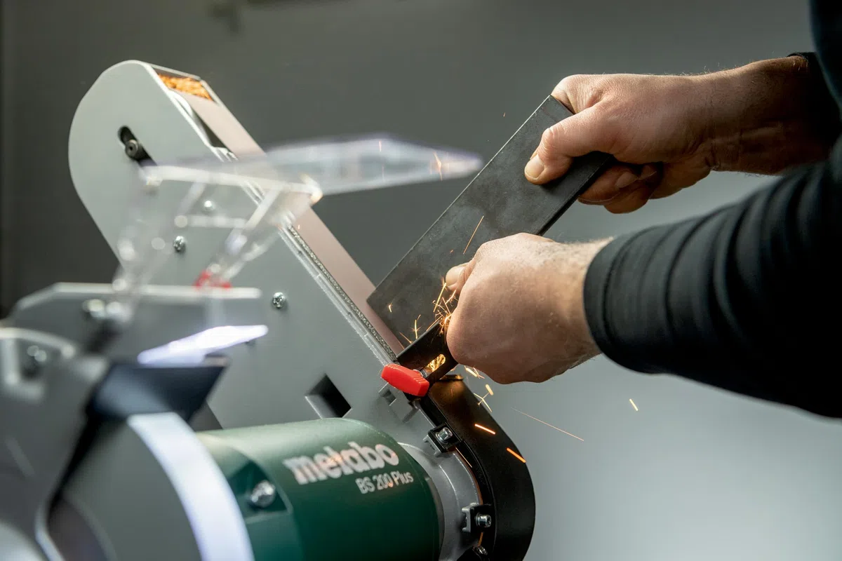 Metabo BS 200 Plus Ponceuse à bande | Ponceuse combinée avec aspiration pour dérouiller, aiguiseur de couteaux, avec disque abrasif, ruban et accessoires