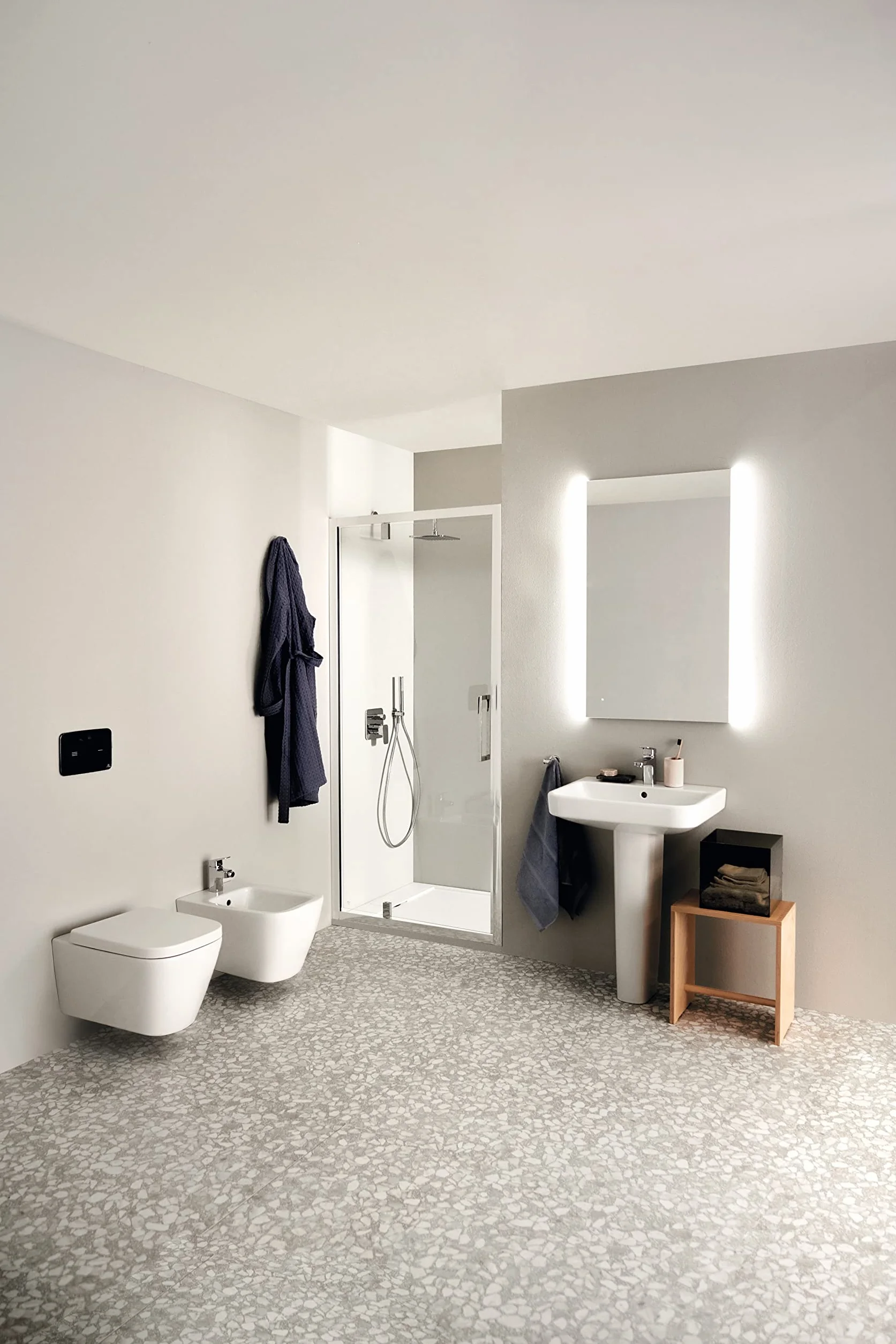 Ideal Standard I.Life B Ensemble Cuvette WC Suspendu Sans bride, Chasse d’eau Economique, Hygiénique RimLs+, Abattant Recouvrant, Frein de Chute, Blanc T542101