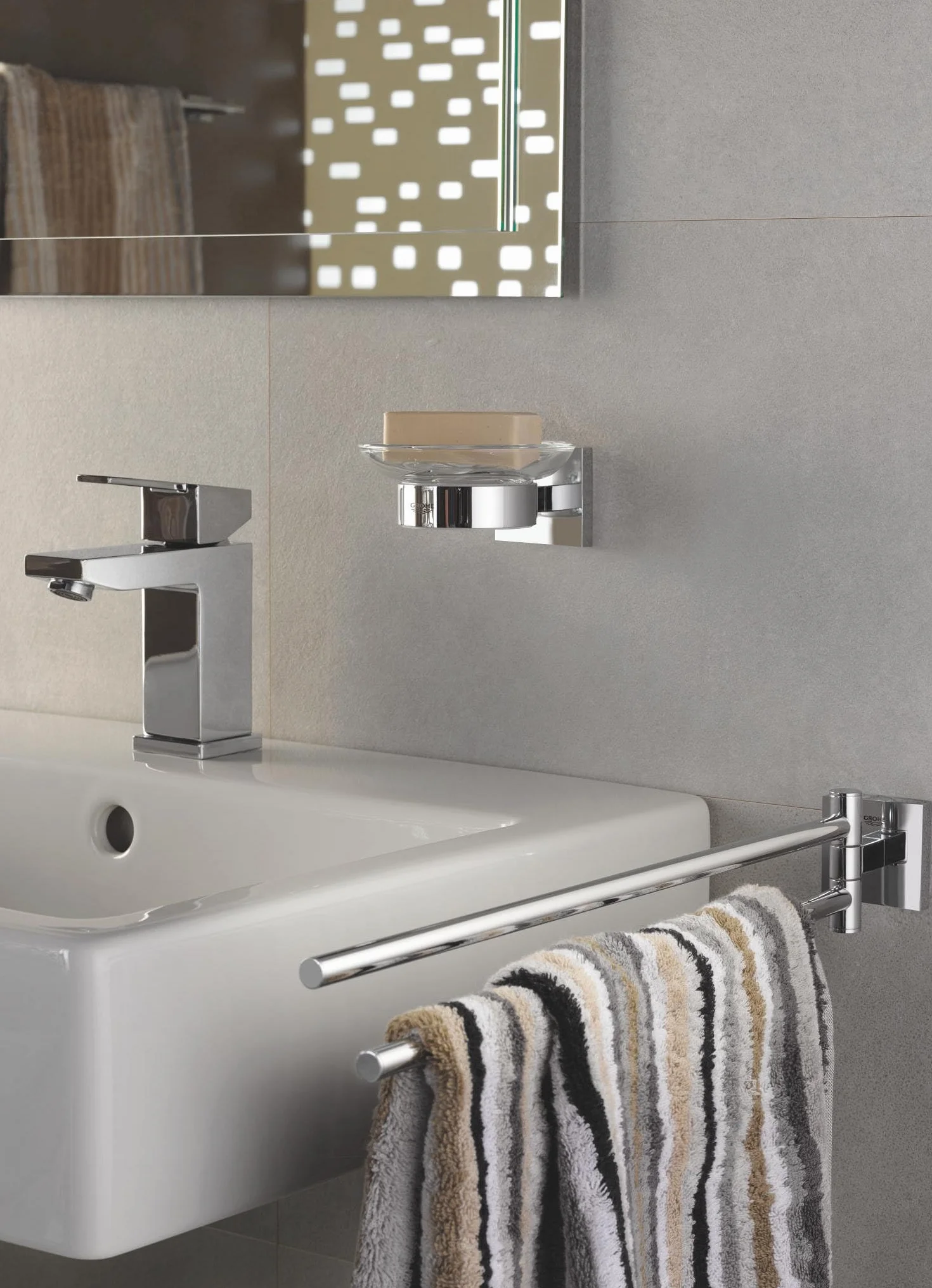 GROHE Start Cube Porte-Serviettes, Porte-Serviettes Mural pour Salle de Bain, 2 Bras pivotants, Fixations Cachées, Fixation avec vis incluses, Métal, 43,8cm, Chromé, 40976000