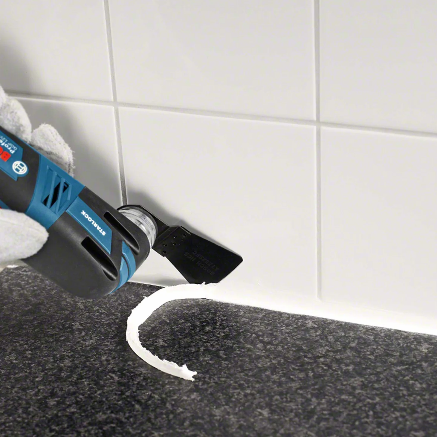 Bosch Professional 12V System découpeur-ponceur sans-fil GOP 12V-28 (avec 2x GBA 3,0Ah, GAL 1230 CV, 1 plateau triangulaire, 5 feuilles abrasives, 3 lames plongeantes, L-BOXX)