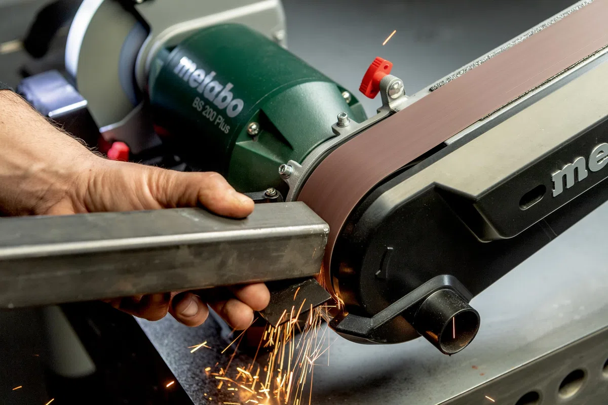 Metabo BS 200 Plus Ponceuse à bande | Ponceuse combinée avec aspiration pour dérouiller, aiguiseur de couteaux, avec disque abrasif, ruban et accessoires