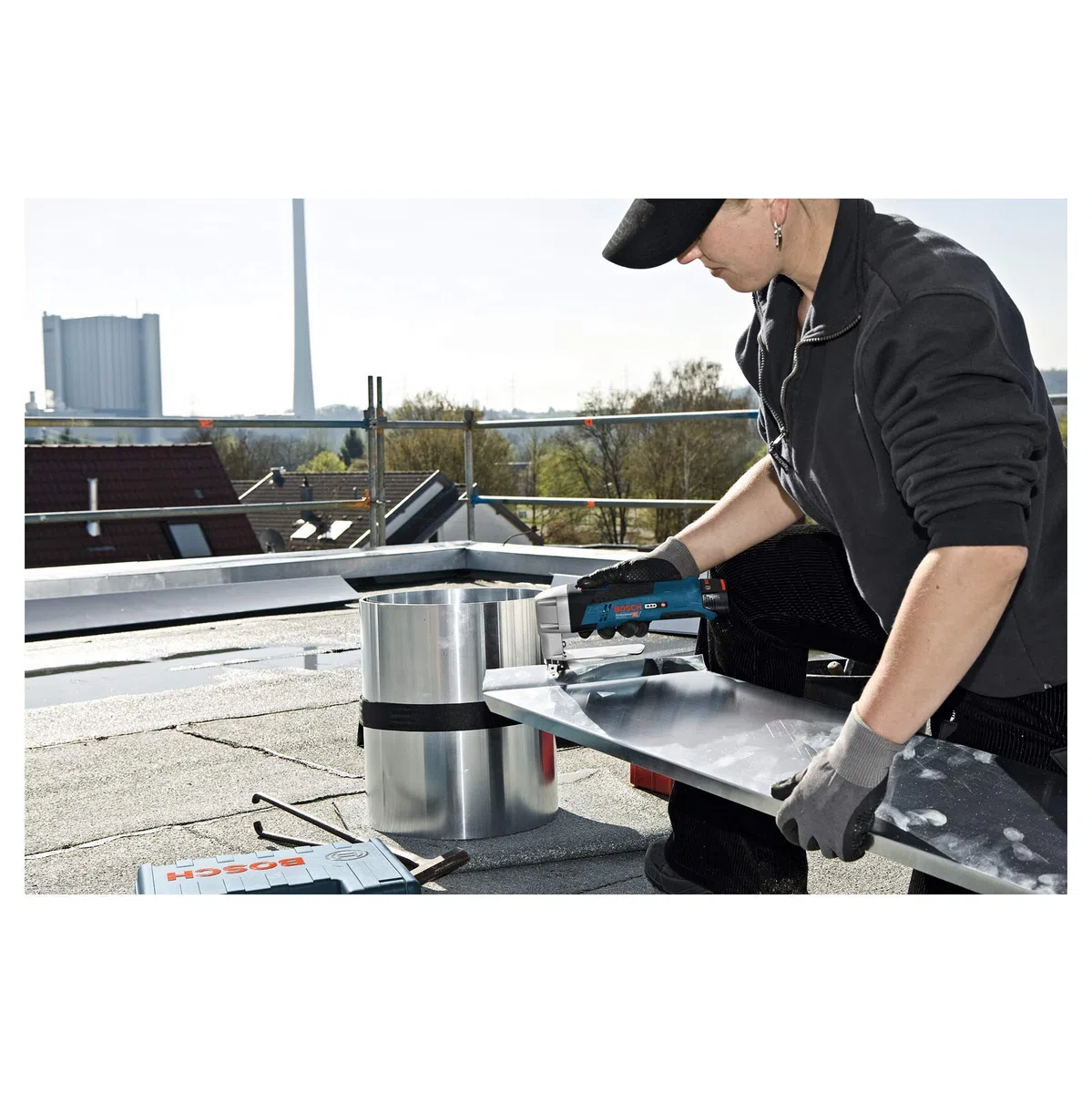 Bosch Professional 12V System cisaille à tôle sans-fil GSC 12V-13 (avec clé 6 pans, 1 lame supérieure et 1 lame inférieure pour cisaille à tôle, calage L-BOXX)