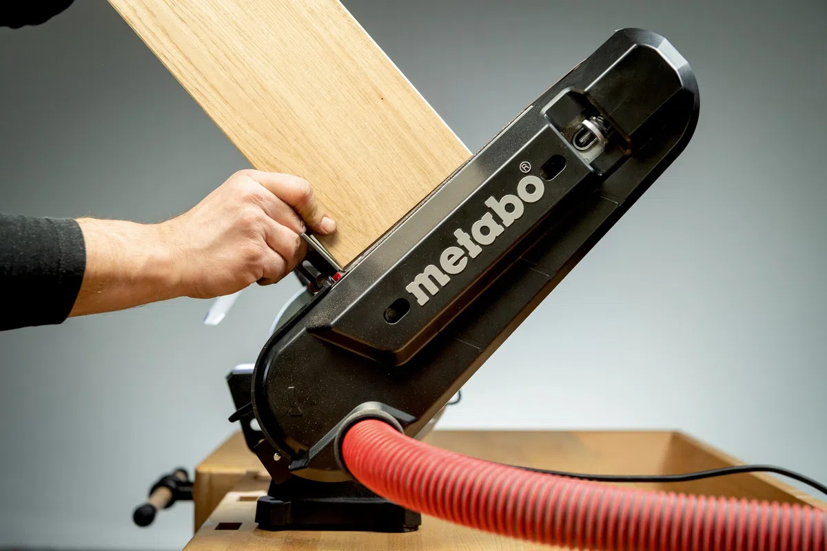 Metabo BS 200 Plus Ponceuse à bande | Ponceuse combinée avec aspiration pour dérouiller, aiguiseur de couteaux, avec disque abrasif, ruban et accessoires