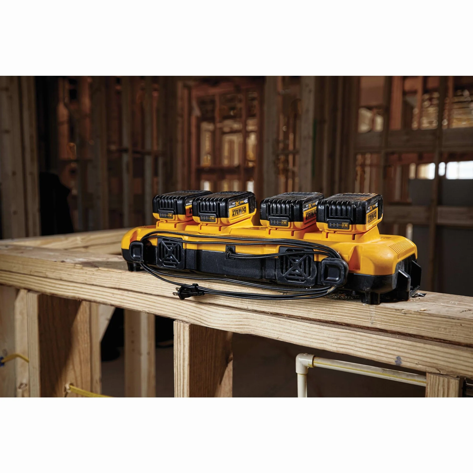 Dewalt - Chargeur 4 ports universel XRTOUGHSYSTEM - DCB104-QW